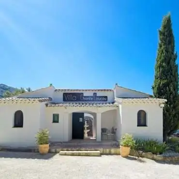 Blaues Häuschen in der Villa Chante Coucou