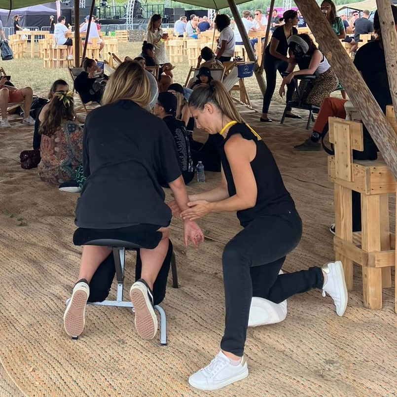 Eine Szene im Freien, in der eine Masseurin angezogen ist