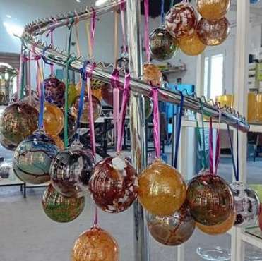 Créez votre boule de Noël en verre soufflé avec L’As du Verre à L’Isle-sur-la-Sorgue - DE