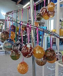 Créez votre boule de Noël en verre soufflé avec L’As du Verre à L’Isle-sur-la-Sorgue - DE
