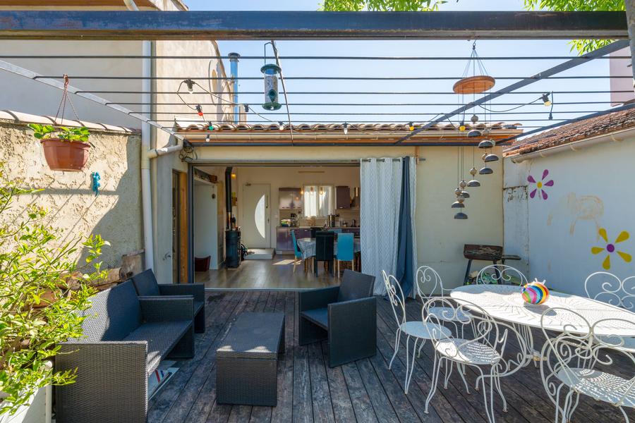 Eine Außenterrasse mit Holzböden, ausgestattet mit