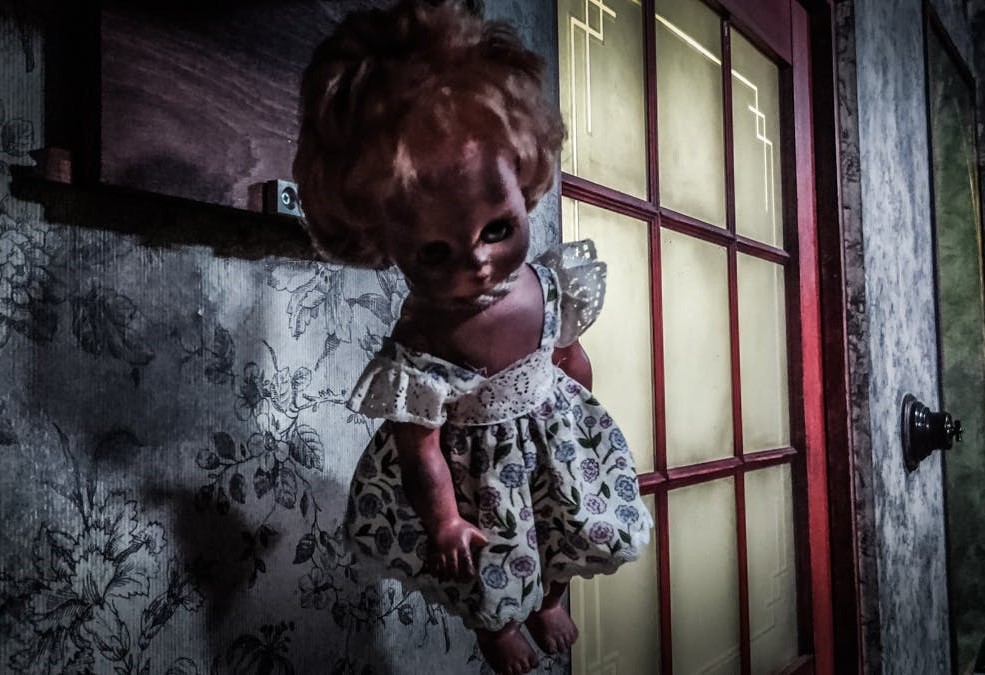 Eine antike Puppe mit