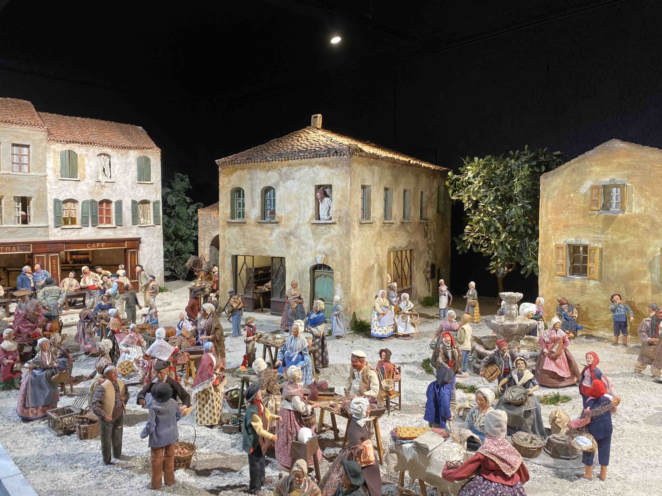 Ein detailliertes Modell, das eine Szene des provenzalischen Lebens mit zahlreichen Figuren, Gebäuden und einem Markt darstellt.