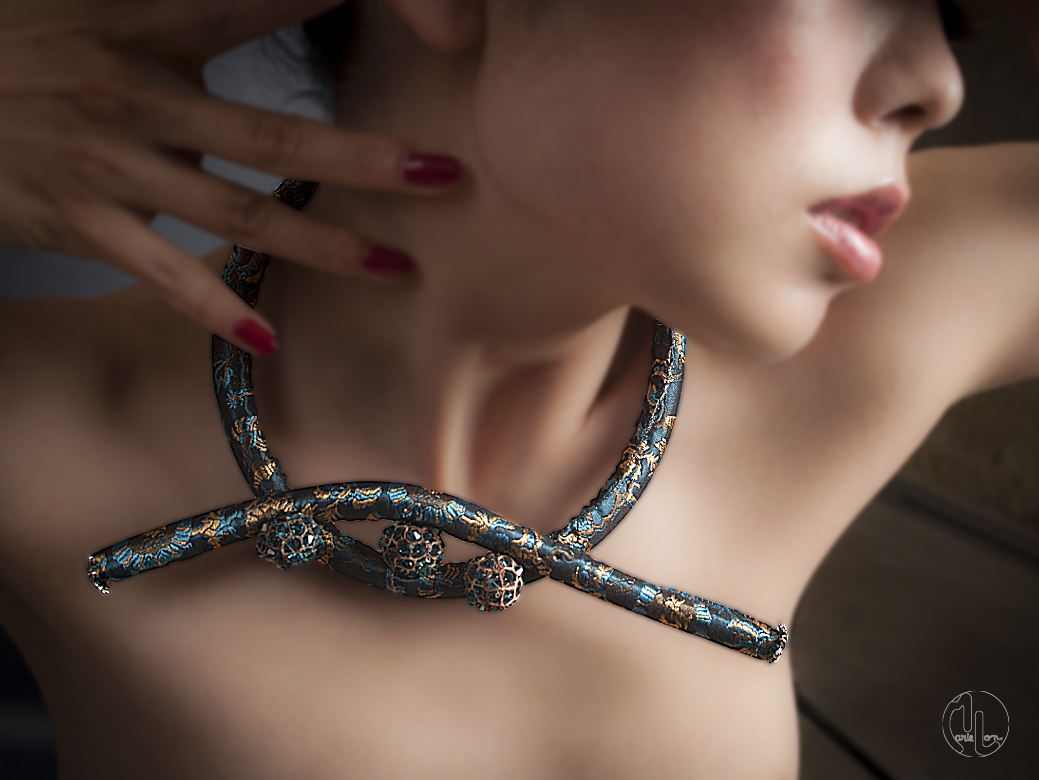 Blau-schwarze Textilkette mit rot lackierten Fingern