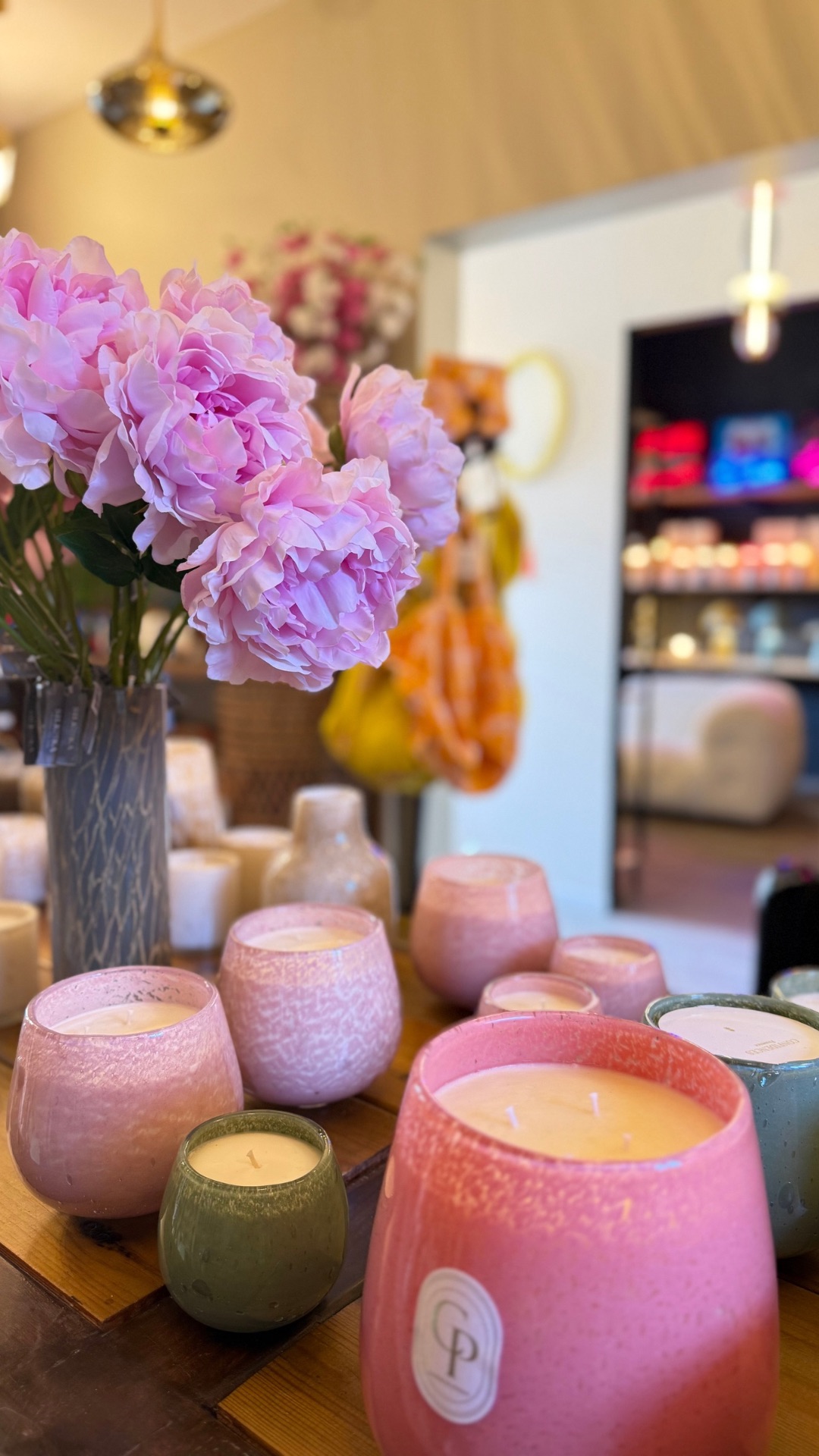 künstlicher rosa Pfingstrosenstrauß mit handgefertigten Kerzen in Gläsern in den Farben Rosa und Weiß sowie Grün und Weiß