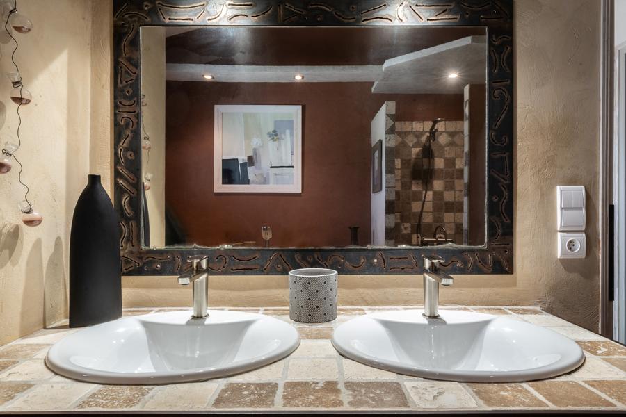 Travertin-Badezimmer-Doppelwaschbecken, großer rechteckiger Spiegel mit braunem Rahmen
