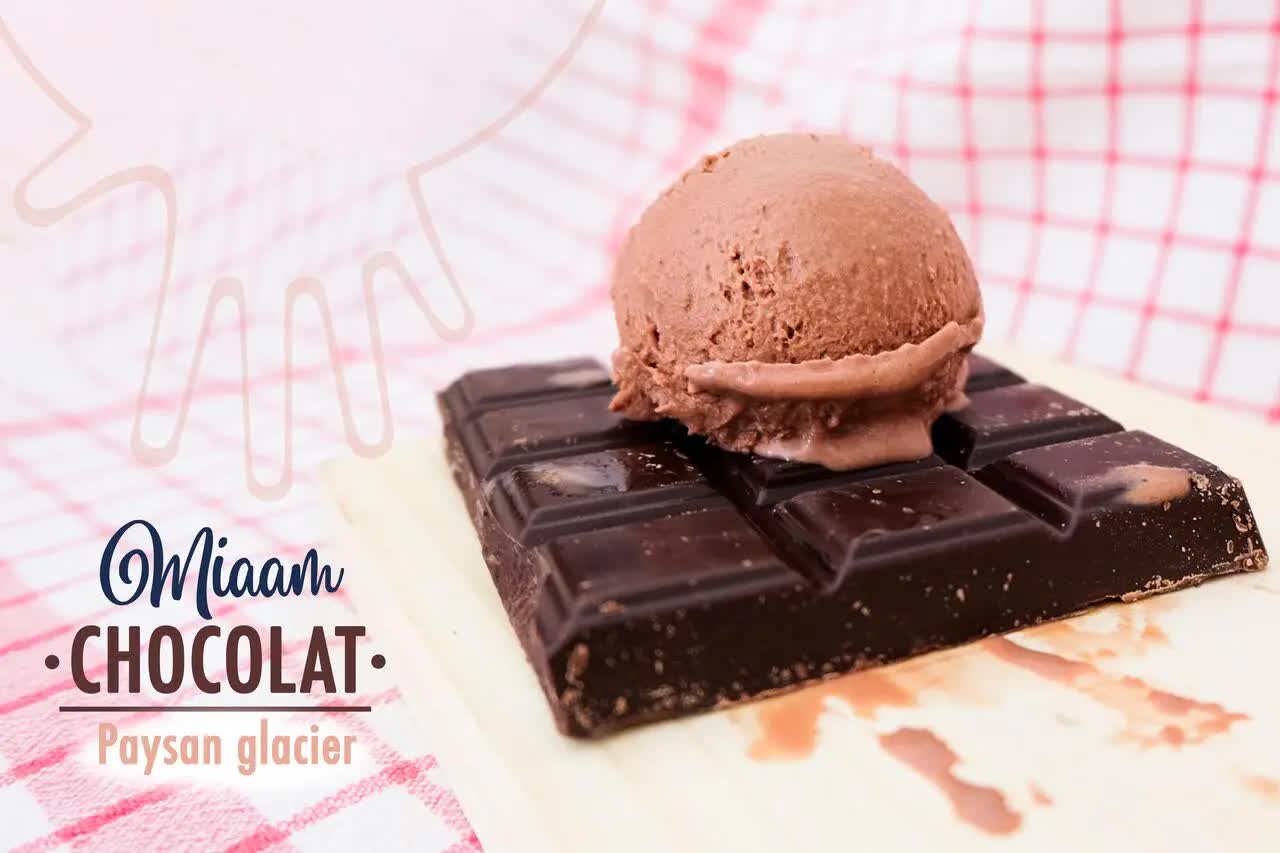 Eine Kugel Schokoladeneis auf einem dunklen Schokoriegel, der für die Delikatesse und Authentizität der hausgemachten Eiscreme aus Miami steht.