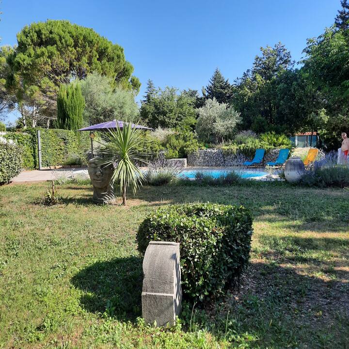 Draußen mit Pool und Sonnenliege im Garten.