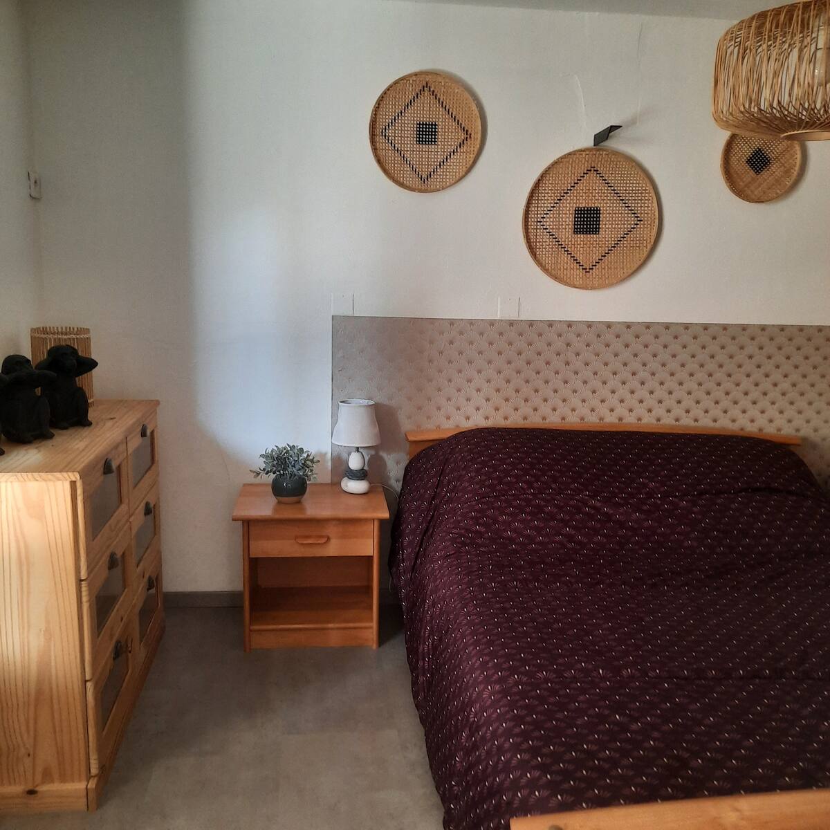 Einfach eingerichtetes Zimmer mit einem Doppelbett.