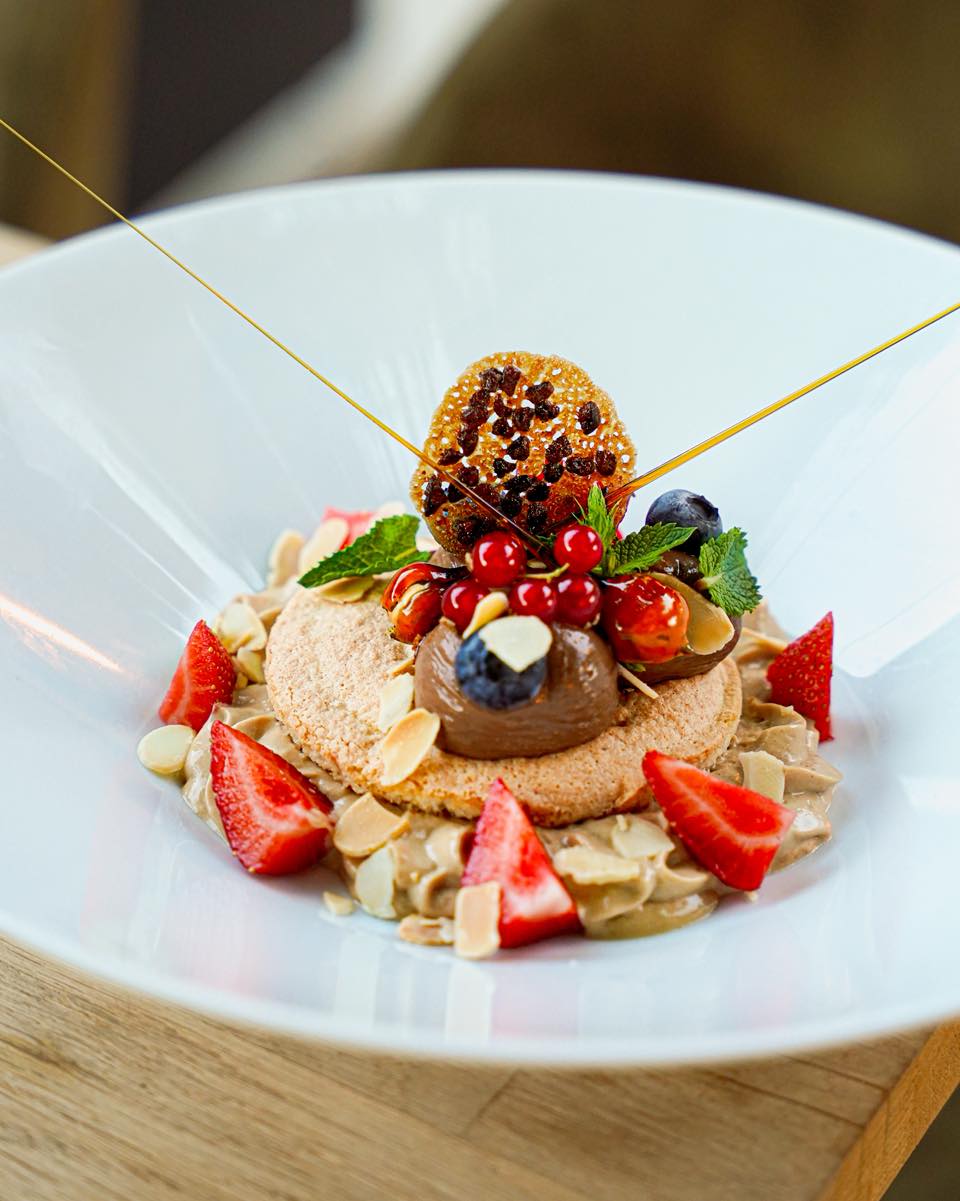 Erdbeer-, Schokoladen- und geröstete Mandeldesserts