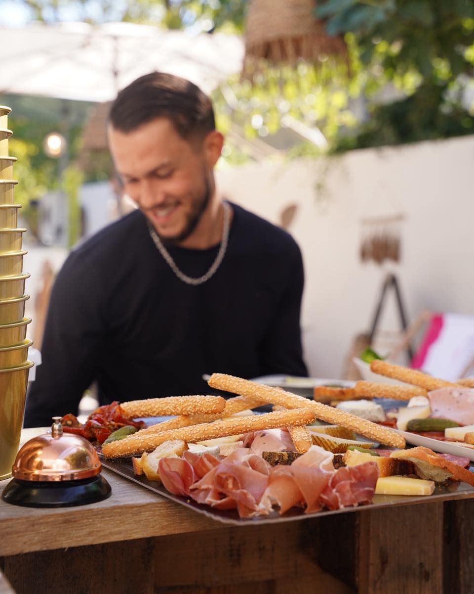 Bretter zum Teilen von Wurstwaren und Käse im Freien
