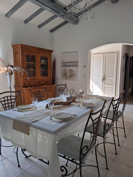Wohnzimmer, weißes Esszimmer mit schmiedeeisernem Tisch und Stühlen