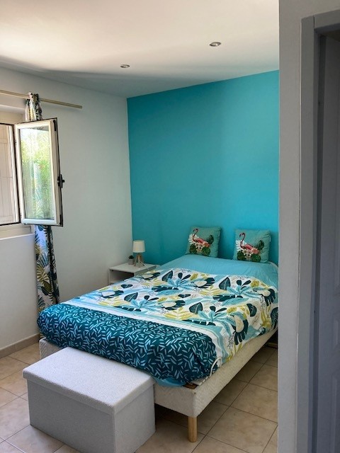 Zimmer mit einem Doppelbett in blauer Farbe.