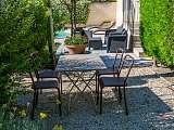 Table de jardin ombragée