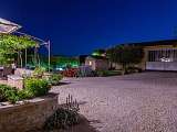 Jardin illuminé de nuit