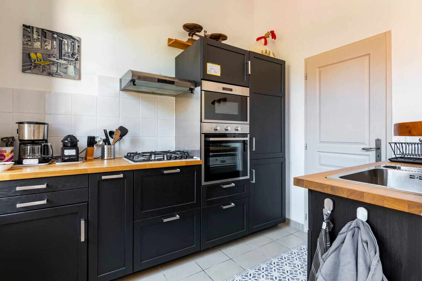 Moderne Küche aus Schwarz und Holz 