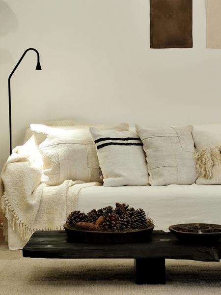 Weißes Sofa mit einem schwarzen Tisch