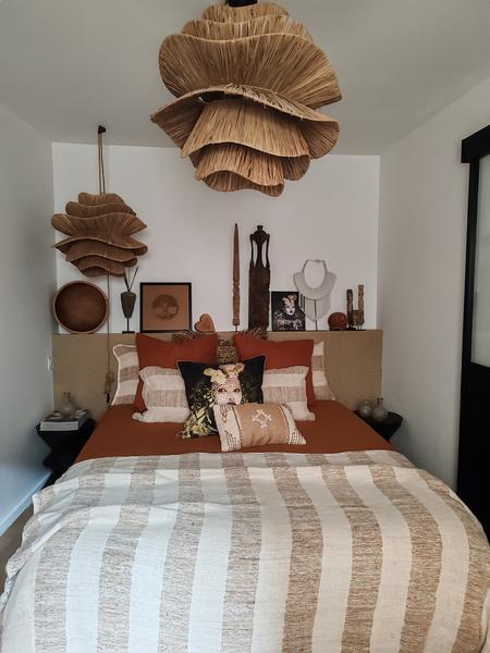 Doppelbett mit böhmischem Kronleuchter 