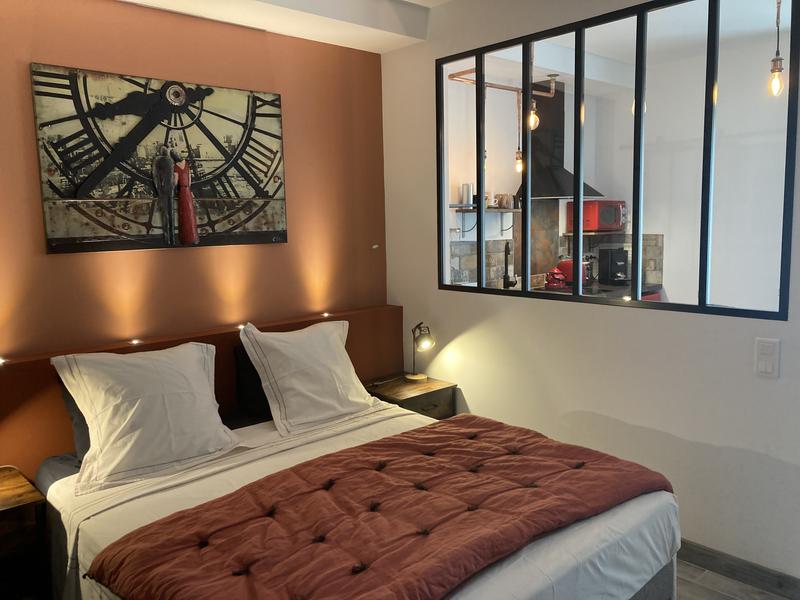 Terracota-Schlafzimmer mit einem Doppelbett 