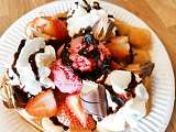 Bubble waffle fraises, crème fouettée, coulis chocolat noir, kinder bueno, boule de sorbet à la fraise