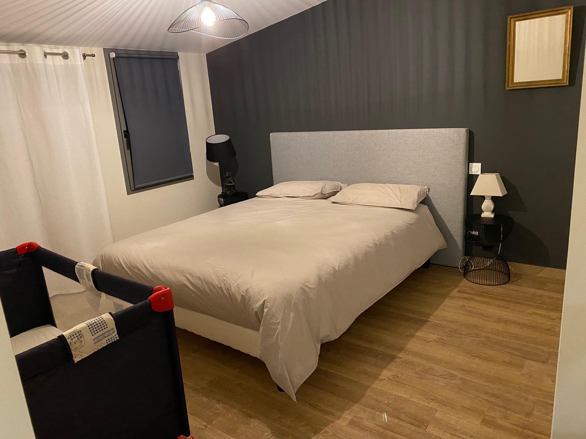 Zimmer mit Doppelbett und Babybett-Option