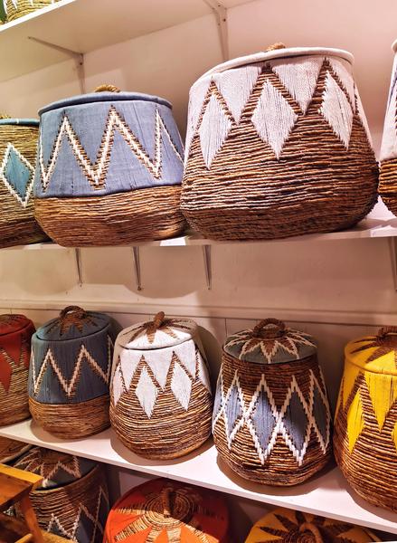 Korb aus Weidengeflecht und Wolle mit blauem oder weißem Deckel