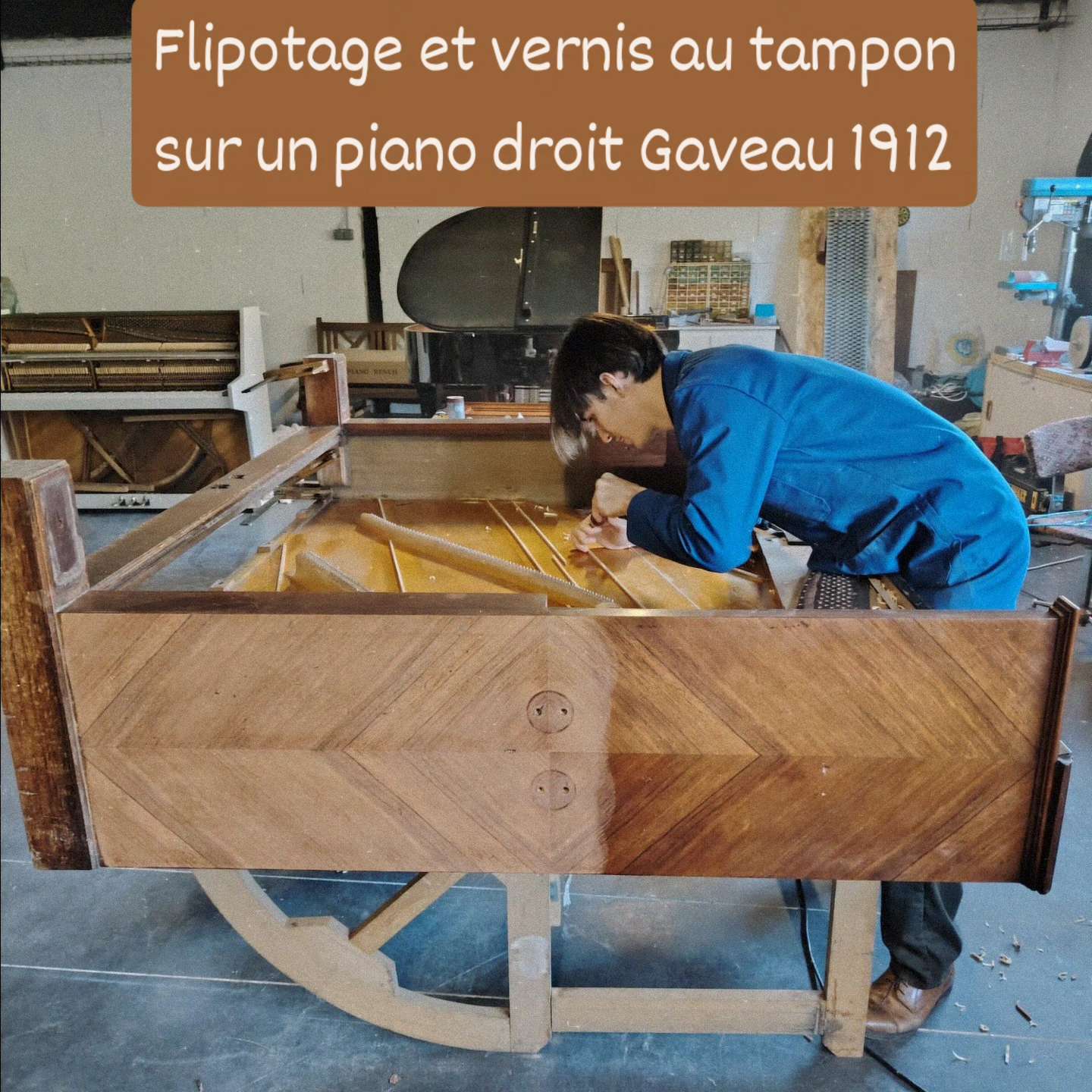 Lucas Gauthier-Lurty flippt und stempelt Lack auf einem Gaveau-Standklavier aus dem Jahr 1912. Dieser handwerkliche Eingriff ermöglicht die Restaurierung von Holzoberflächen unter Berücksichtigung traditioneller Schreinertechniken und der Echtheit des antiken Instruments.