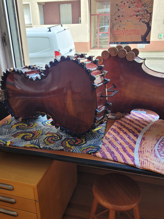 Ansicht eines demontierten Kontrabasses bei der Restaurierung in der Werkstatt-Boutique in L