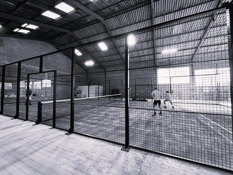 Eigener überdachter Paddeltennisplatz, ideal, um das ganze Jahr über in einem modernen und freundlichen Raum zu spielen.