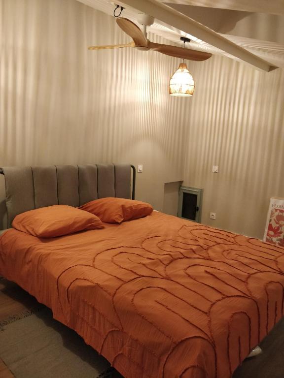 Gemütliches Zimmer mit einer warmen Atmosphäre, einem Doppelbett, modernem Dekor und sanfter Beleuchtung. Ein komfortabler Raum für ruhige Nächte im Herzen des historischen Zentrums von L