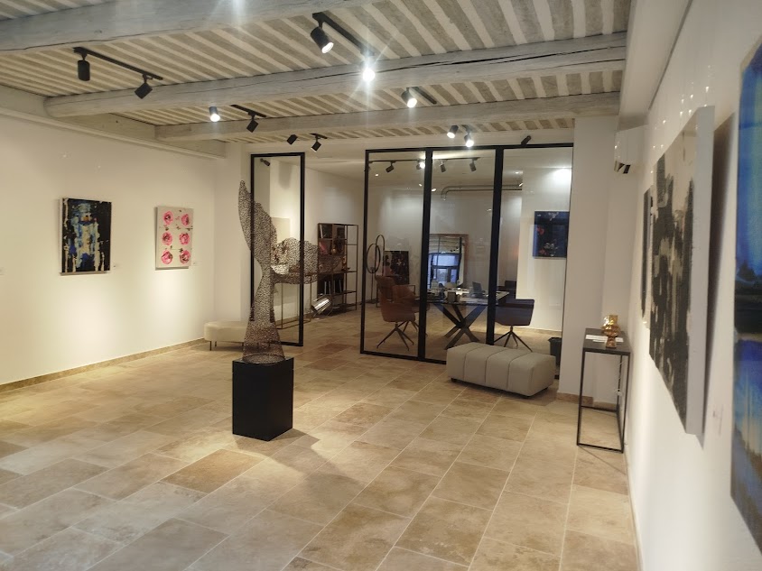 Dieser Showroom veranschaulicht das zeitgenössische Universum von Demeure Privée anhand einer nüchternen und eleganten Szenografie. Skulpturen, Gemälde und Grafiken koexistieren harmonisch in einem offenen Raum, der zur Kontemplation einlädt. Licht, Volumen und klare Linien verstärken das immersive Erlebnis, das die Galerie im Herzen von L