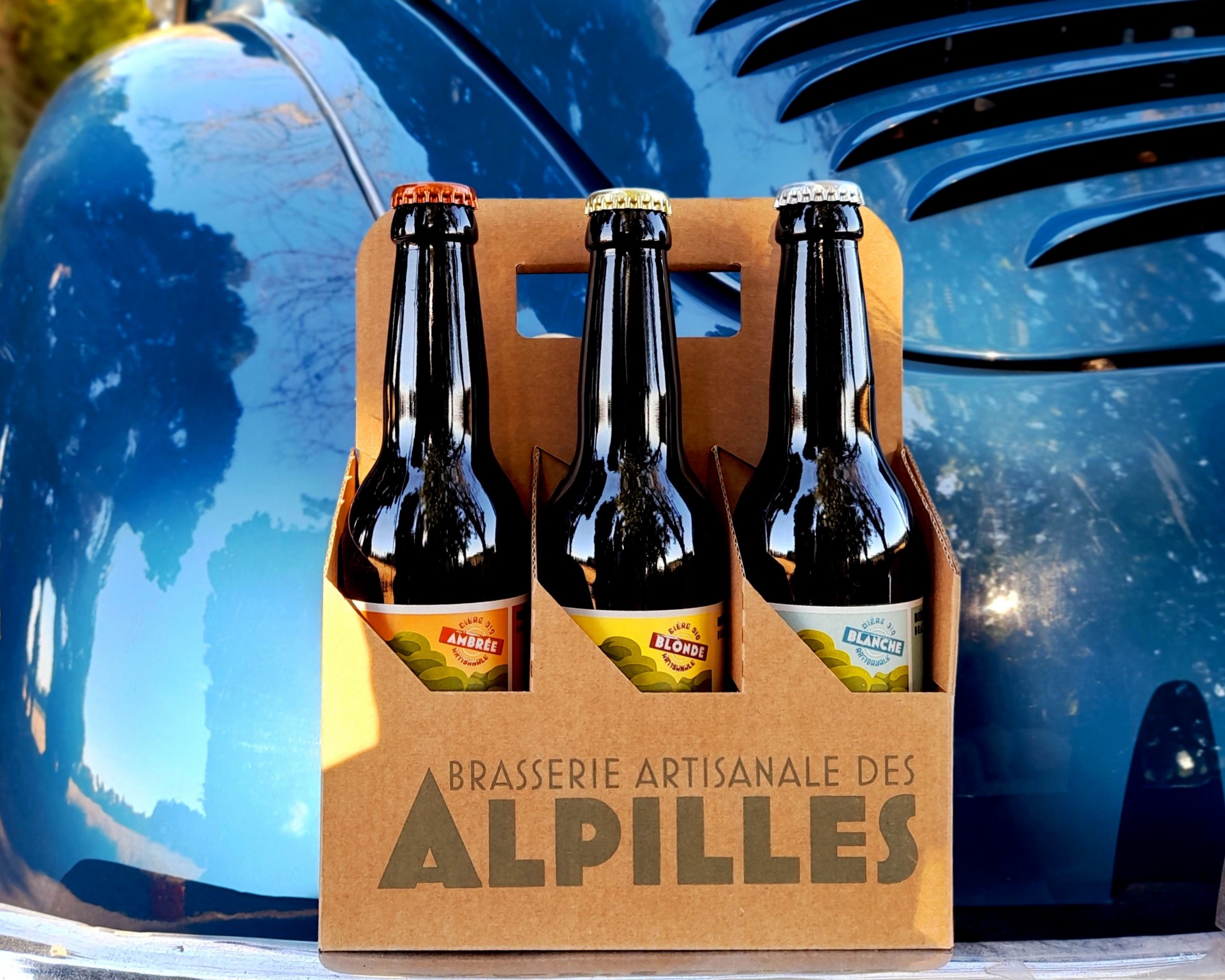 Eine Auswahl an Bio-Craft-Bieren aus der Brasserie des Alpilles, präsentiert in einer Verkostungsbox, die das lokale Know-how und die in Eygalières gebrauten Aromen feiert.