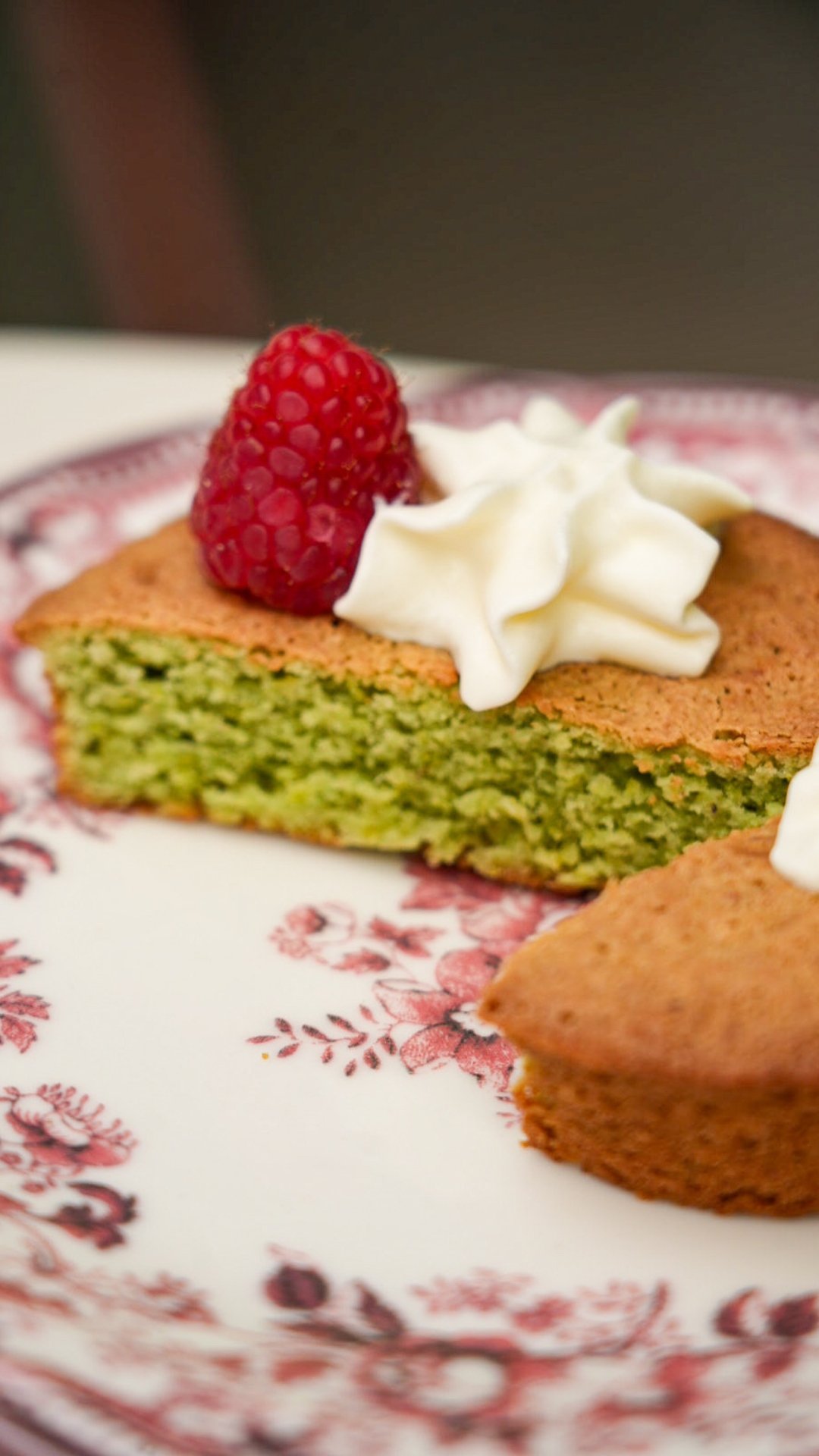 Ein Stück weichen Matcha-Teekuchens enthüllt eine zarte Krume von