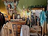 Vêtements dans decor brocante