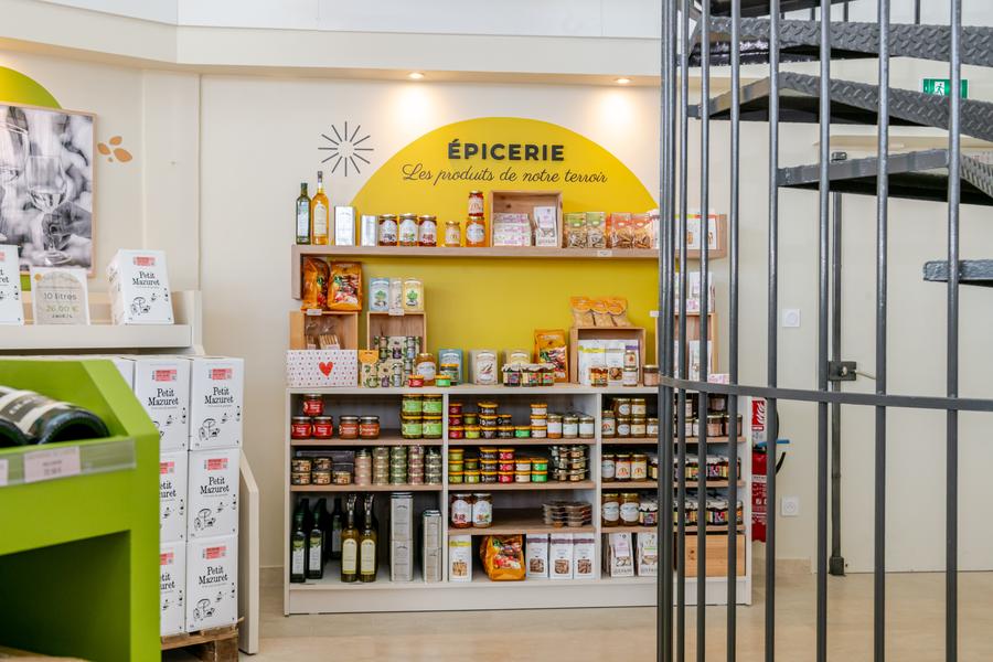 Das Lebensmittelgeschäft Espace Épicerie du Caveau bietet eine Auswahl an lokalen Produkten und lokalen Spezialitäten: Konserven, Öle, Kekse, Aufstriche und andere Gourmetprodukte. Ein ergänzender Raum für die Entdeckung der Demazet-Weine.