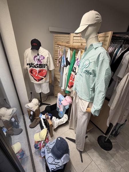Präsentation von Outfits und Accessoires für Herren im HOMM-Geschäft in L