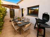Villa Nirvana – cour nord avec barbecue et table d’extérieur