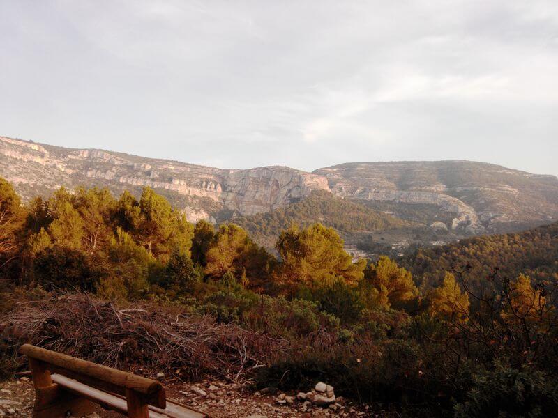 Landschaft, Wandern Chemin des Beaumes Rouges in Fontaine de Vaucluse