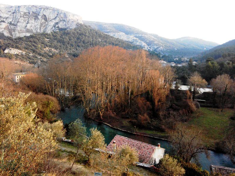 Blick auf das Dorf Fontaine de Vaucluse, Wandern Chemin des Beaumes Rouges