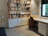 Le bureau, avec sa bibliothèque et son canapé convertible