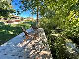 Ponton-terrasse en bord de Sorgue, pour la détente, l'apéritif, le repas...