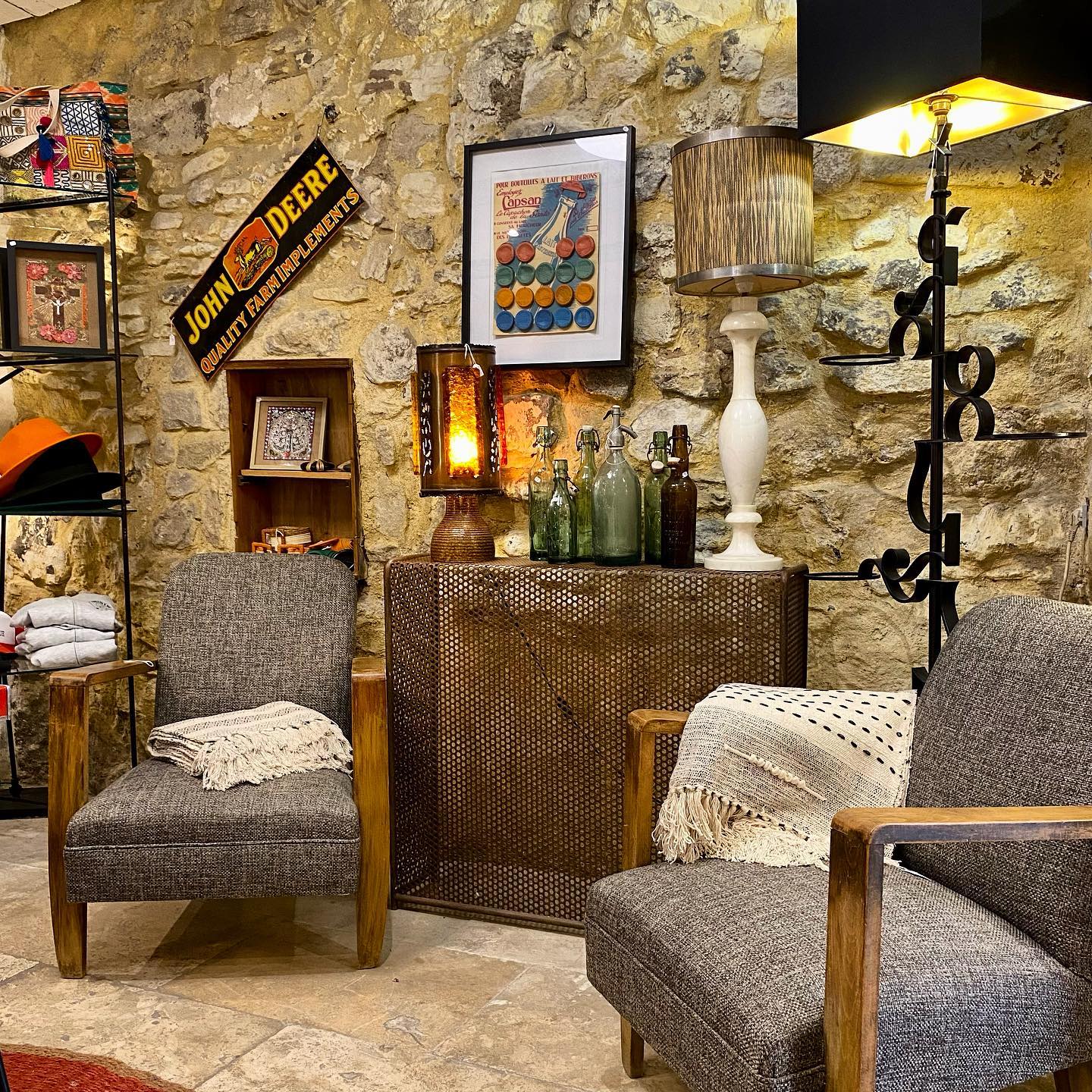 Warme und raffinierte Atmosphäre: Holztisch, passende Stühle, antike Spiegel und Holzbalkendecken schaffen ein elegantes Dekor mit zeitlosem Charme.