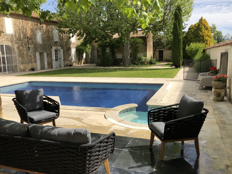 Ein Innenhof mit einem Pool mit klaren Grenzen, umgeben von